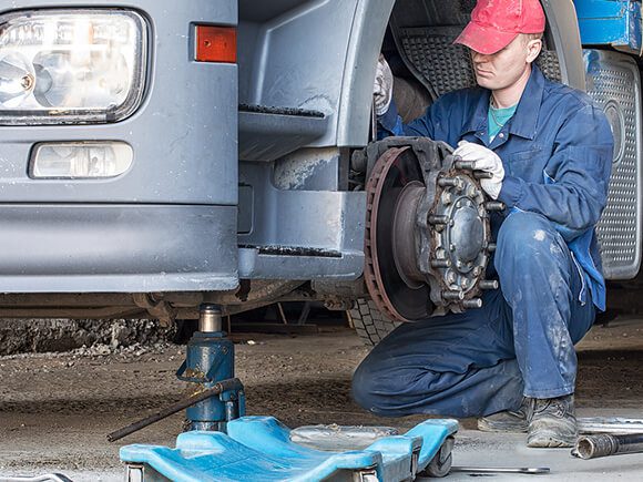 Truck Technician change tires on the crane truck.